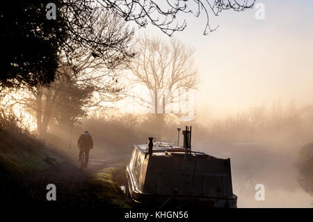 Bathampton, Somerset, UK Wetter. 17. November 2017. Die Sonne über narrowboats auf dem Kennet und Avon Kanal an einem frostigen hellen Morgen als Radfahrer fährt auf dem Leinpfad. Credit: Richard Wayman/Alamy leben Nachrichten Stockfoto