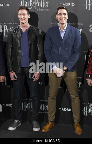 Madrid, Spanien. November 2017. James Phelps und Oliver Phelps beim Photocall zur Ausstellung Harry Potter: The Exhibition im Pavillon 1 im Ifema Ausstellungszentrum. Madrid, 16.11.2017 | Nutzung weltweit Guthaben: dpa/Alamy Live News Stockfoto