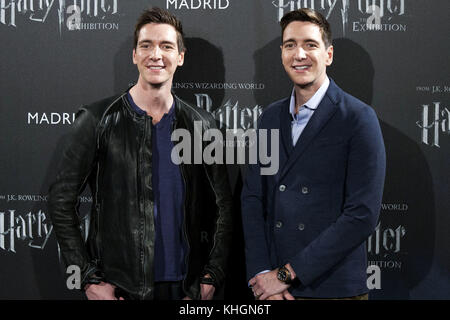 Madrid, Spanien. November 2017. James Phelps und Oliver Phelps beim Photocall zur Ausstellung Harry Potter: The Exhibition im Pavillon 1 im Ifema Ausstellungszentrum. Madrid, 16.11.2017 | Nutzung weltweit Guthaben: dpa/Alamy Live News Stockfoto