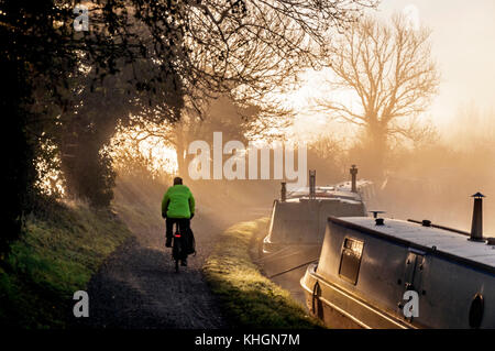 Bathampton, Somerset, UK Wetter. 17. November 2017. Die Sonne über narrowboats auf dem Kennet und Avon Kanal an einem frostigen Morgen hell. Radfahrer auf dem Leinpfad. Credit: Richard Wayman/Alamy leben Nachrichten Stockfoto