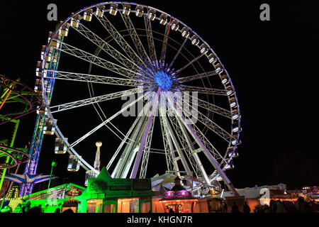 Hyde Park, London, 16. November 2017. Das riesige Riesenrad bietet Besuchern einen wunderschönen Blick auf den Hyde Park und London dieses Jahr. Das beliebte Winterwunderland bietet das magische Eisreich, die größte Eislaufbahn Großbritanniens, einen deutsch-bayerischen Weihnachtsmarkt und die Bar Hütte, ein Riesenrad, ein Riesenrad und viele weitere Attraktionen. Quelle: Imageplotter News und Sports/Alamy Live News Stockfoto