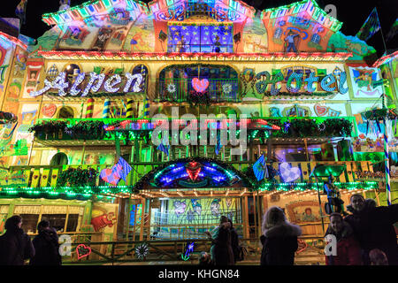 Hyde Park, London, 16. November 2017. Das Alpen Hotel, eine von vielen bayerischen Themenattraktionen. Dieses Jahr bietet das beliebte Winterwunderland das magische Eisreich, die größte Eislaufbahn Großbritanniens, einen deutsch-bayerischen Weihnachtsmarkt und die Bar Hütte, ein Riesenrad, ein Riesenrad und viele weitere Attraktionen. Quelle: Imageplotter News und Sports/Alamy Live News Stockfoto