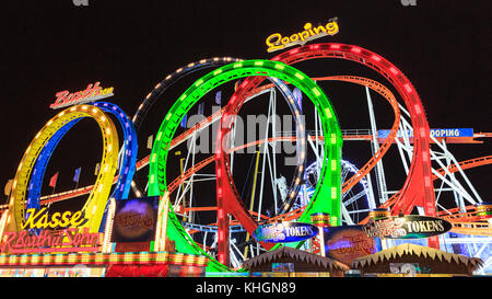 Hyde Park, London, 16. November 2017. Barth's Olympia Looping oder Munich Looping bei Nacht, beleuchtete, größte tragbare Achterbahn aus Stahl in der Welt im Winter Wonderland, Hyde Park, London, Großbritannien. Credit: Imageplotter Nachrichten und Sport/Alamy Live News Stockfoto