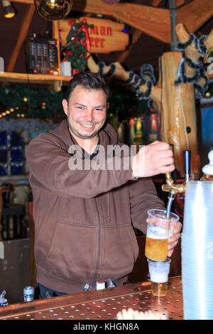 Hyde Park, London, 16. November 2017. Einer der vielen traditionellen deutschen „Bierhütten“-Stände steht für Gäste bereit. In diesem Jahr, dem beliebten Winterwunderland, finden Sie das magische Eisreich, die größte Eislaufbahn Großbritanniens, einen deutsch-bayerischen Weihnachtsmarkt und die Bar Hütte, ein Riesenrad, ein Riesenrad und viele weitere Attraktionen. Quelle: Imageplotter News und Sports/Alamy Live News Stockfoto