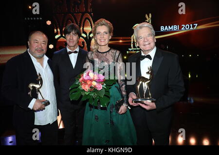 Der Künstler Ai Weiwei (von links nach rechts), der Fußballtrainer Joachim „Jogi“ Low, die Schauspielerin Maria Furtwangler und der ehemalige Bundespräsident Joachim Gauck stehen am 16. November 2017 in Berlin auf der Bühne. Die Hubert Burda Media Company vergibt die Bambis jedes Jahr an nationale und internationale Künstler, Athleten und andere prominente Persönlichkeiten sowie engagierte Bürger, die für einen guten Zweck arbeiten. Foto: Jörg Carstensen/dpa Stockfoto