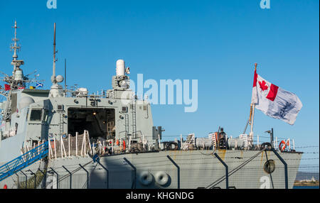 Eingang Becken, Leith Harbour, Edinburgh, Schottland, Vereinigtes Königreich. 16 Nov, 2017. Montreal ist eine Halifax Klasse Fregatte in der Kanadischen Marine als Teil der Standing Naval Force Atlantic (STANAVFORLANT), einen kostenlosen Besuch in Schottland und Fliegen Der kanadische Maple Leaf Flag auf seinen Stern auf einer sonnigen blauen Himmel Herbst Tag Stockfoto