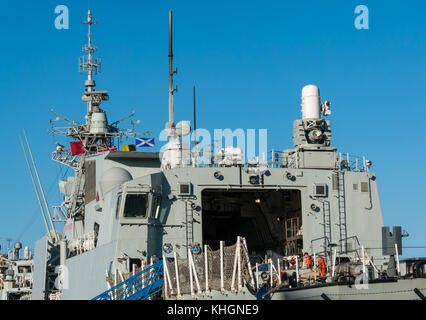 Eingang Becken, Leith Harbour, Edinburgh, Schottland, Vereinigtes Königreich. 16 Nov, 2017. Montreal ist eine Halifax Klasse Fregatte in der Kanadischen Marine als Teil der Standing Naval Force Atlantic (STANAVFORLANT), auf einem Höflichkeitsbesuch Schottland und fliegen den Union Jack und Saltire flags an einem sonnigen blauen Himmel Herbst Tag Stockfoto