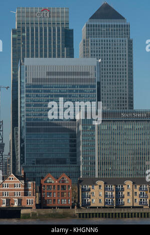 Canary Wharf, London, Großbritannien. 17. November 2017. Frischer und klarer Wintermorgen in den Londoner docklands mit den Wolkenkratzern von Canary Wharf vor blauem Himmel. Quelle: Malcolm Park/Alamy Live News. Stockfoto