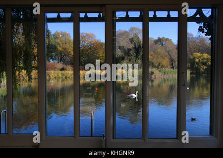 London, Großbritannien, 17. November 2017 Regents Park zeigen die Farben des Herbstes in einer kalten und klaren Tag in London @ Paul quezada - Neiman/alamy leben Nachrichten Stockfoto