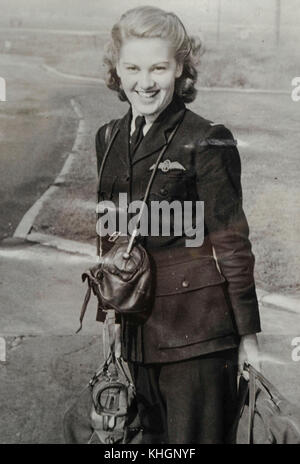 Datei: Gloucestershire, England, 17. Nov 2107. 'ATA' Freude Lofthouse, die Ebenen zwischen Grundlagen während des Zweiten Weltkrieges flog. Veteran pilot Freude Lofthouse, die Spitfires und Bomber flogen für den Luftverkehr Hilfsfunktionen (ATA) während des Zweiten Weltkrieges, hat im Alter von 94 Jahren gestorben. Im Jahr 2015 dargestellt. Credit: Gavin Crilly/Alamy leben Nachrichten Stockfoto