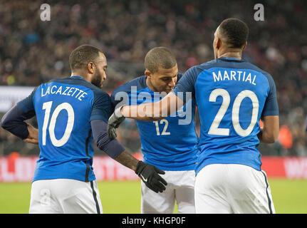 Jubilation FRA nach dem Tor zum 0:1, links nach rechts Torschuetze Alexandre LACAZETTE (FRA), Kylian MBAPPE (FRA), Anthony MARTIAL (FRA), Fussball Laenderspiel, Freundschaftsspiel, Deutschland (DE) - Frankreich (FRA) 2:2, am 14.11.2017 in Köln/Deutschland. |Nutzung weltweit Stockfoto