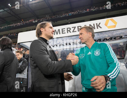 Köln, Deutschland. November 2017. Thomas SCHNEIDER l. (Co-Trainer/Assistenztrainer, GER) klatscht Andreas KOEPKE (Kopke, Torwartcoach, GER) ab, Fussball Laenderspiel, Freundschaftsspiel, Deutschland (DE) - Frankreich (FRA) 2:2, am 14.11.2017 in Köln/Deutschland. |Nutzung weltweit Guthaben: dpa/Alamy Live News Stockfoto