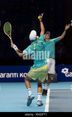 O2, London, Großbritannien. November 2017, 17. Tag 6 des Nitto ATP Finals, nachmittags Doppelspiel, Bob Bryan (USA) und Mike Bryan (USA) gegen Oliver Marach (AUT) und Mate Pavic (CRO). Quelle: Malcolm Park/Alamy Live News. Stockfoto