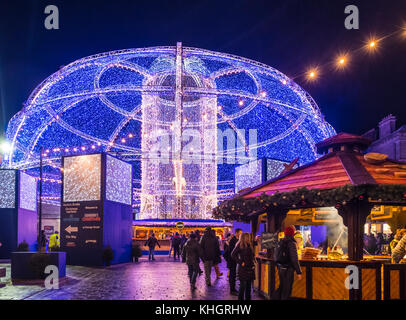 Edinburgh, Vereinigtes Königreich. 17. Nov, 2017. Die Opening Night von Edinburghs jährliche Weihnachtsfeier. Eine große beleuchtete Kuppel ist Teil der spektakulären Weihnachtsmarkt in der George Street. Credit: Iain Masterton/Alamy leben Nachrichten Stockfoto