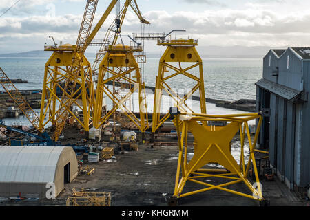 Burntisland, Schottland, Vereinigtes Königreich. 17. Nov, 2017. Ansicht der offshore Öl- und Gasplattformen im Bau in Burntisland Herstellungen (BiFab) Yard in Burntisland in Fife, Schottland. Die Mitarbeiter des Unternehmens sind in Gefahr, ihren Arbeitsplatz zu verlieren, weil der vertraglichen Streitigkeiten. Schottischen und britischen Regierungen sowie die GMB und Unite Gewerkschaften versuchen derzeit, eine Lösung der Belegschaft zu speichern. Credit: Iain Masterton/Alamy leben Nachrichten Stockfoto