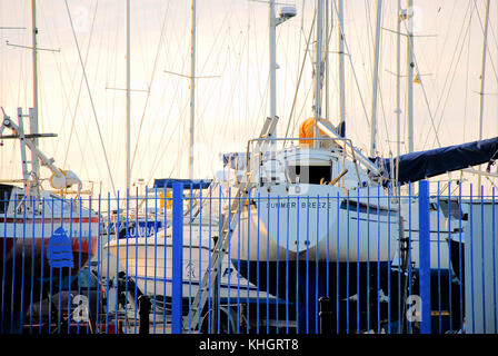 Portland, Dorset, 17. Nov 2017. uk Wetter: Menschen arbeiten auf ihren Booten in den letzten Sonnenstrahlen des Tages an der Portland marina Credit: stuart Hartmut Ost/alamy leben Nachrichten Stockfoto