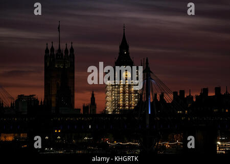 Am Freitag, den 17. November 2017. London England. London ist mit einem wunderschönen Sonnenuntergang Ende Freitag zum Markieren als Pendler von der Arbeit kommen und halt das Schauspiel zu fotografieren, begrüßt. Elizabeth Tower (Big Ben) Zifferblatt späht aus dem Gerüst um den Turm. Paul Watt/Alamy leben Nachrichten Stockfoto