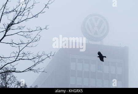 Das Volkswagen Logo ist am 17.11.2017 auf dem VW Konzern Verwaltungsgebäude in Wolfsburg (Niedersachsen) im Nebel zu sehen. Die VW-Aufsichtsräte berät in Wolfsburg über den nächsten Budget-Plan des Autoriesen. Der Hersteller will seine Investitionen für die kommenden fünf Jahre von den Kontrolleuren absegnen lassen. Das Volkswagen-Logo wurde am 17. November 2017 im Nebel am Hauptsitz des Unternehmens in Wolfsburg fotografiert. Der Aufsichtsrat von Volkswagen traf sich, um den nächsten Haushaltsplan des Automobilriesen zu erörtern. Der Automobilhersteller strebt seine Investitionspläne für die nächsten fünf an Stockfoto