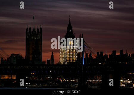 Am Freitag, den 17. November 2017. London England. London ist mit einem wunderschönen Sonnenuntergang Ende Freitag zum Markieren als Pendler von der Arbeit kommen und halt das Schauspiel zu fotografieren, begrüßt. Elizabeth Tower (Big Ben) Zifferblatt späht aus dem Gerüst um den Turm. Paul Watt/Alamy leben Nachrichten Stockfoto