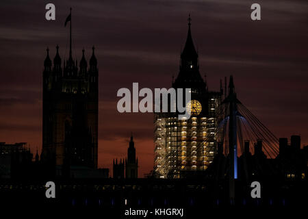 Am Freitag, den 17. November 2017. London England. London ist mit einem wunderschönen Sonnenuntergang Ende Freitag zum Markieren als Pendler von der Arbeit kommen und halt das Schauspiel zu fotografieren, begrüßt. Elizabeth Tower (Big Ben) Zifferblatt späht aus dem Gerüst um den Turm. Paul Watt/Alamy leben Nachrichten Stockfoto