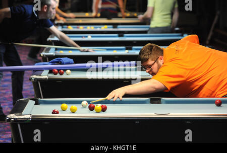 Porthcawl, Wales, Großbritannien. Freitag, 17.. November 2017 Poolspieler nehmen am Wales Festival of Pool in Trecco Bay in Porthcawl South Wales Teil. Das Turnier, das Einzel- und Teamwettbewerbe umfasst, zieht Hunderte von Spielern über mehrere Tage in den Badeort Porthcawl. Quelle: Steven Phillips/Alamy Live News Stockfoto