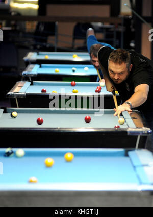 Porthcawl, Wales, UK. am Freitag, den 17. November 2017 pool Spieler Teil im Wales Festival der Pool an trecco Bay in porthcawl South Wales. das Turnier, die auch individuelle und Team Wettbewerbe zieht Hunderte von Spielern über mehrere Tage der Badeort Porthcawl. Credit: Steven Phillips/alamy leben Nachrichten Stockfoto