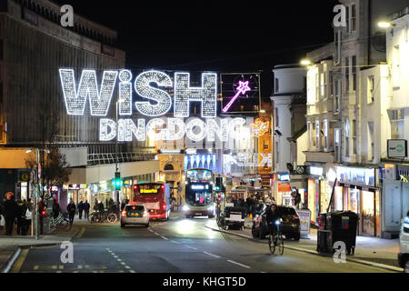 Brighton, Großbritannien. 17.. November 2017. In Brighton East Sussex beginnt die Weihnachtseinkaufssaison mit den festlichen Lichtern, die mit fröhlichen Worten in den Lichtern über der North Street in der Stadt angestacheln sind. Kredit: Nigel Bowles/Alamy Live Nachrichten Stockfoto