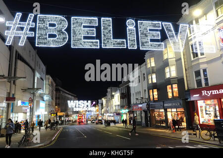 Brighton, Großbritannien. 17.. November 2017. In Brighton East Sussex beginnt die Weihnachtseinkaufssaison mit den festlichen Lichtern, die mit fröhlichen Worten in den Lichtern über der North Street in der Stadt angestacheln sind. Kredit: Nigel Bowles/Alamy Live Nachrichten Stockfoto