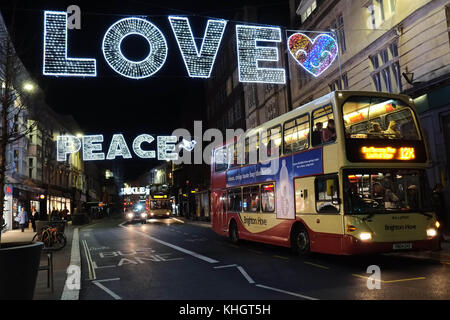 Brighton, Großbritannien. 17.. November 2017. In Brighton East Sussex beginnt die Weihnachtseinkaufssaison mit den festlichen Lichtern, die mit fröhlichen Worten in den Lichtern über der North Street in der Stadt angestacheln sind. Kredit: Nigel Bowles/Alamy Live Nachrichten Stockfoto