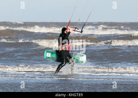 Southport, Merseyside, Kite Surfer. 18. November 2017. UK Wetter. Auf einer sonnigen, aber bitterkalten Tag, ein Kite Surfer trotzt der abgehackt See vor der Küste von Southport Strand in Merseyside. Credit: cernan Elias/Alamy leben Nachrichten Stockfoto