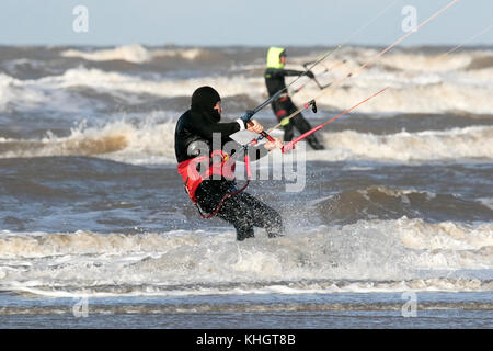 Southport, Merseyside, Kite Surfer. 18. November 2017. UK Wetter. Auf einer sonnigen, aber bitterkalten Tag, ein Kite Surfer trotzt der abgehackt See vor der Küste von Southport Strand in Merseyside. Credit: cernan Elias/Alamy leben Nachrichten Stockfoto