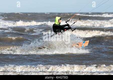 Southport, Merseyside, Kite Surfer. 18. November 2017. UK Wetter. Auf einer sonnigen, aber bitterkalten Tag, ein Kite Surfer trotzt der abgehackt See vor der Küste von Southport Strand in Merseyside. Credit: cernan Elias/Alamy leben Nachrichten Stockfoto