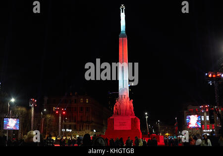 Riga, Lettland. November 2017. Eine Lichtprojektion ist während des Lichtfestivals "Staro Riga" zum 500. Jahrestag der Reformation Luthers zu sehen, das am 17. November 2017 in Riga, Lettland, stattfindet. 35 Gebäude, Brücken und Denkmäler sind gegossen ist brillantes Licht, um die dunklen Wintertage zu erhellen. Quelle: Alexander Welscher/dpa/Alamy Live News Stockfoto