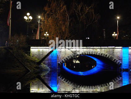 Riga, Lettland. November 2017. Eine Lichtprojektion ist während des Lichtfestivals "Staro Riga" zum 500. Jahrestag der Reformation Luthers zu sehen, das am 17. November 2017 in Riga, Lettland, stattfindet. 35 Gebäude, Brücken und Denkmäler sind gegossen ist brillantes Licht, um die dunklen Wintertage zu erhellen. Quelle: Alexander Welscher/dpa/Alamy Live News Stockfoto