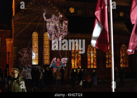 Riga, Lettland. November 2017. Eine Lichtprojektion ist während des Lichtfestivals "Staro Riga" zum 500. Jahrestag der Reformation Luthers zu sehen, das am 17. November 2017 in Riga, Lettland, stattfindet. 35 Gebäude, Brücken und Denkmäler sind gegossen ist brillantes Licht, um die dunklen Wintertage zu erhellen. Quelle: Alexander Welscher/dpa/Alamy Live News Stockfoto