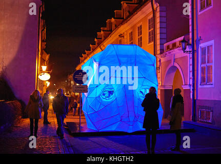 Riga, Lettland. November 2017. Eine Lichtprojektion ist während des Lichtfestivals "Staro Riga" zum 500. Jahrestag der Reformation Luthers zu sehen, das am 17. November 2017 in Riga, Lettland, stattfindet. 35 Gebäude, Brücken und Denkmäler sind gegossen ist brillantes Licht, um die dunklen Wintertage zu erhellen. Quelle: Alexander Welscher/dpa/Alamy Live News Stockfoto