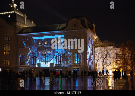 Riga, Lettland. November 2017. Eine Lichtprojektion ist während des Lichtfestivals "Staro Riga" zum 500. Jahrestag der Reformation Luthers zu sehen, das am 17. November 2017 in Riga, Lettland, stattfindet. 35 Gebäude, Brücken und Denkmäler sind gegossen ist brillantes Licht, um die dunklen Wintertage zu erhellen. Quelle: Alexander Welscher/dpa/Alamy Live News Stockfoto