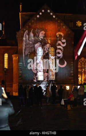 Riga, Lettland. November 2017. Eine Lichtprojektion ist während des Lichtfestivals "Staro Riga" zum 500. Jahrestag der Reformation Luthers zu sehen, das am 17. November 2017 in Riga, Lettland, stattfindet. 35 Gebäude, Brücken und Denkmäler sind gegossen ist brillantes Licht, um die dunklen Wintertage zu erhellen. Quelle: Alexander Welscher/dpa/Alamy Live News Stockfoto