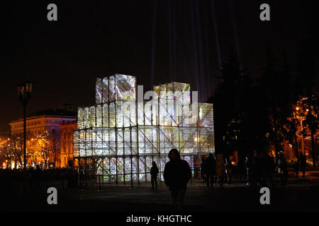 Riga, Lettland. November 2017. Eine Lichtprojektion ist während des Lichtfestivals "Staro Riga" zum 500. Jahrestag der Reformation Luthers zu sehen, das am 17. November 2017 in Riga, Lettland, stattfindet. 35 Gebäude, Brücken und Denkmäler sind gegossen ist brillantes Licht, um die dunklen Wintertage zu erhellen. Quelle: Alexander Welscher/dpa/Alamy Live News Stockfoto