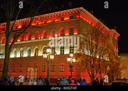 Riga, Lettland. November 2017. Eine Lichtprojektion ist während des Lichtfestivals "Staro Riga" zum 500. Jahrestag der Reformation Luthers zu sehen, das am 17. November 2017 in Riga, Lettland, stattfindet. 35 Gebäude, Brücken und Denkmäler sind gegossen ist brillantes Licht, um die dunklen Wintertage zu erhellen. Quelle: Alexander Welscher/dpa/Alamy Live News Stockfoto