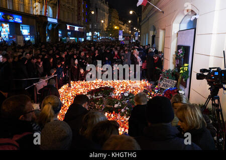 Prag, Tschechische Republik, 17. November 2017. Narodni Straße während der 28. Jahrestag der Samtenen Revolution in Prag, Tschechische Republik, 17. November 2017. Die Tschechische Republik der 28. Jahrestag der Samtenen Revolution zum Gedenken an die Ereignisse vom 17. November 1989, markiert, wenn Hunderttausende von Menschen in den Straßen von Prag und andere Städte über damals noch kommunistischen Tschechoslowakei politische Reformen zu fordern und größere Freiheiten. Credit: Petr bonek/alamy leben Nachrichten Stockfoto