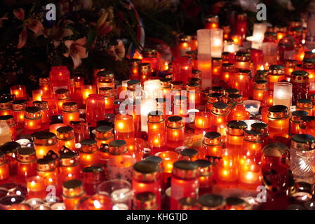 Prag, Tschechische Republik, 17. November 2017. Narodni-Straße zum 28. Jahrestag der Samtenen Revolution in Prag, Tschechische Republik, 17. November 2017. Die Tschechische Republik feierte den 28. Jahrestag der Samtenen Revolution im Gedenken an die Ereignisse vom 17. November 1989, als Hunderttausende Menschen auf die Straßen Prags und anderer Städte in der damals noch kommunistischen Tschechoslowakei gingen, um politische Reformen und größere Freiheiten zu fordern. Quelle: Petr Bonek/Alamy Live News Stockfoto