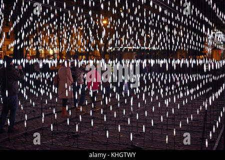 Riga, Lettland. November 2017. Eine Lichtprojektion ist während des Lichtfestivals "Staro Riga" zum 500. Jahrestag der Reformation Luthers zu sehen, das am 17. November 2017 in Riga, Lettland, stattfindet. 35 Gebäude, Brücken und Denkmäler sind gegossen ist brillantes Licht, um die dunklen Wintertage zu erhellen. Quelle: Alexander Welscher/dpa/Alamy Live News Stockfoto