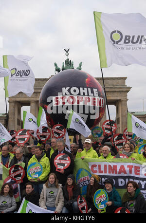 Berlin, Deutschland. 18.. November 2017. „Stop Coal“ ist am 18. November 2017 auf einem überdimensionalen Ball in Berlin zu sehen. Mitglieder des Bundes für Umwelt und Naturschutz (Bund) sind zu sehen, die für einen Ausstieg aus dem Kohlebergbau und eine Verbesserung des Klimaschutzes protestieren. Quelle: Paul Zinken/dpa/Alamy Live News Stockfoto