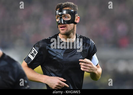 Maskenmann Christian GENTNER (VFB Stuttgart),Aktion,Einzelbild,angeschnittenes Einzelmotiv,Halbfigur,halbe Figur, Gesichtsmaske. Fußball 1. Bundesliga, 12.Spieltag,Spieltag12, VFB Stuttgart-Borussia Dortmund 2-1, am 17.11..2017 in Stuttgart. MERCEDES BENZ ARENA. |Nutzung weltweit Stockfoto