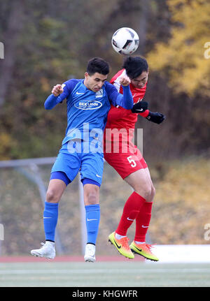 Mainz-Mombach, Deutschland. November 2017. Ilias Soultani (L) von Schott Mainz und Chinas Wu Lei wetteifern um den Ball beim Freundschaftsspiel zwischen TSV Schott Mainz und Chinas U20-Mannschaft am 18. November 2017 im Regionalsportzentrum Mainz-Mombach. Die Spieler des chinesischen U20-Teams verließen das Spiel, nachdem eine tibetische Flagge aus Protest gegen die chinesische Politik gehisst wurde. Quelle: Hasan Bratic/dpa/Alamy Live News Stockfoto