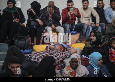 Ein palästinensischer Mann macht ein Nickerchen, während sich Palästinenser in einem Basketballfeld versammeln und darauf warten, dass sie über den Grenzübergang Rafah in Khan Younis im südlichen Gazastreifen am 18. November 2017 nach Ägypten gelangen dürfen. Der wichtigste Grenzübergang Rafah nach Ägypten im Gazastreifen ist unter der Kontrolle der Palästinensischen Autonomiebehörde von Präsident Mahmud Abbas drei Tage lang geöffnet, zum ersten Mal seit zehn Jahren, nachdem die islamistische Hamas-Bewegung in diesem Monat die Zügel übergeben hat. Foto: Wissam Nassar/dpa Stockfoto