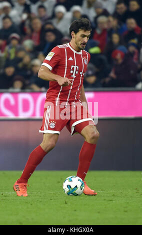 München, Deutschland. November 2017. Münchner Mats Hummels während des Bundesliga-Fußballspiels zwischen Bayern München und dem FC Augsburg in der Allianz Arena in München am 18. November 2017. (EMBARGO-BEDINGUNGEN - ACHTUNG: Aufgrund der Akkreditierungsrichtlinien erlaubt die DFL nur die Veröffentlichung und Nutzung von bis zu 15 Bildern pro Spiel im Internet und in Online-Medien während des Spiels.) Angelika Warmuth/dpa/Alamy Live News Stockfoto