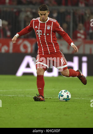 München, Deutschland. November 2017. Der Münchner James Rodriguez während des Bundesliga-Fußballspiels zwischen dem Bayern München und dem FC Augsburg in der Allianz Arena in München am 18. November 2017. (EMBARGO-BEDINGUNGEN - ACHTUNG: Aufgrund der Akkreditierungsrichtlinien erlaubt die DFL nur die Veröffentlichung und Nutzung von bis zu 15 Bildern pro Spiel im Internet und in Online-Medien während des Spiels.) Angelika Warmuth/dpa/Alamy Live News Stockfoto