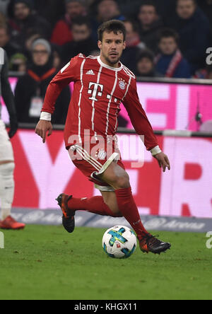 München, Deutschland. November 2017. Münchner Juan Bernat beim Bundesliga-Fußballspiel zwischen dem Bayern München und dem FC Augsburg in der Allianz Arena in München am 18. November 2017. (EMBARGO-BEDINGUNGEN - ACHTUNG: Aufgrund der Akkreditierungsrichtlinien erlaubt die DFL nur die Veröffentlichung und Nutzung von bis zu 15 Bildern pro Spiel im Internet und in Online-Medien während des Spiels.) Angelika Warmuth/dpa/Alamy Live News Stockfoto